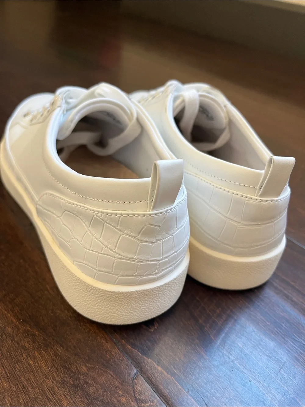 Vionic White Leather Women's Low-Top Sneakers